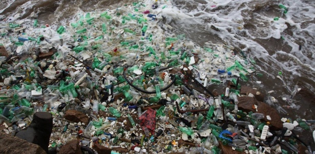 29dez2015---lixo-se-acumula-nas-margens-do-rio-tiete-em-salto-sp-1451406186204_615x300